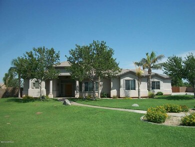 Lovely & spacious, with pool !