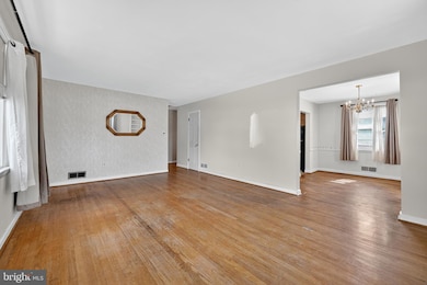 2807 Curtis Dr, Temple Hills, MD 20748 - photo 4