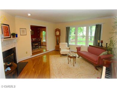 Living Room - Spacious Living Room