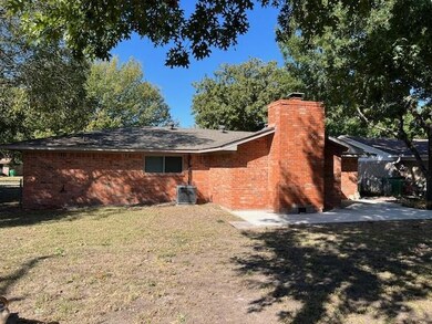 1018 Kent Dr, Gainesville, TX 76240 - photo 2