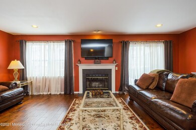 02_95AtriumWay_165_LivingRoom_HiRes