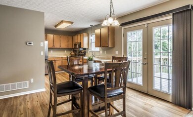 Casual Dining w/Deck Access