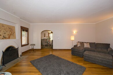 Family Room w Fireplace