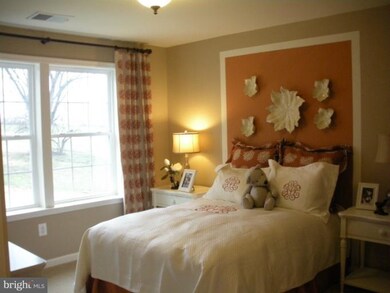 5904 Hunter Crest Rd, Woodbridge, VA 22192 - photo 2