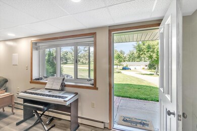 05-25981-Hiawatha-Dr-WindowStill-Real-Es