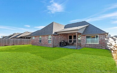  LOW MAINTENANCE BACKYARD WITH COVERED PATIO FOR G