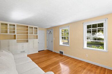 533 Colonial Dr, Portsmouth, NH 03801 - photo 4