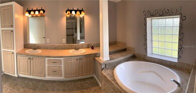 Master Bathroom w/Garden Tub
