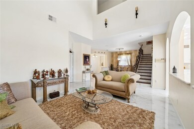 Living room with a high ceiling