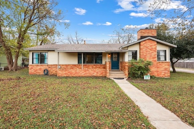 1815 Eckhardt St, Taylor, TX 76574 - photo 2