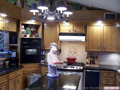 Great working kitchen w/ move able island. Lots of