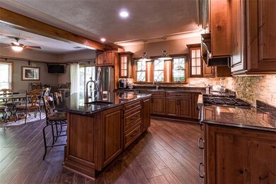 Large, spacious EIK has SS appliances, custom edge