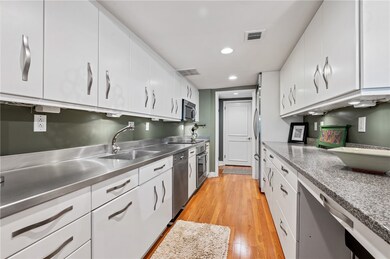 Newer, high-end stainless appliances equip the kit