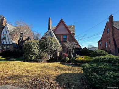 192 Brixton Rd S, Garden City, NY 11530 - photo 2