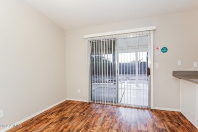 005-photo-dining-room-11573029