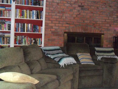 423 Glenruadh Ave, Erie, PA 16505 - photo 2