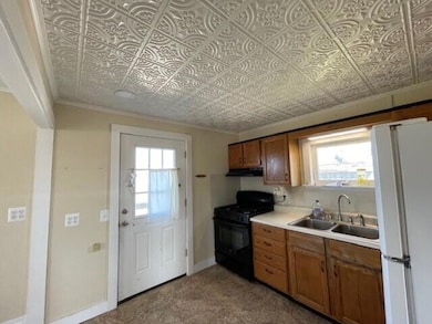 Kitchen w/view of entryway