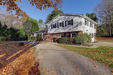 147 Oakwoods Dr, Wakefield, RI 02879 - photo 2