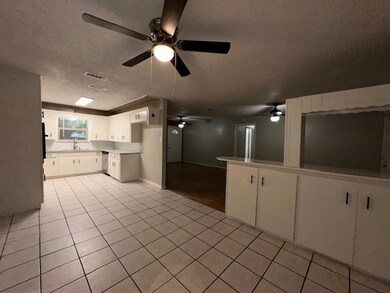 811 Poindexter Ave, Cleburne, TX 76033 - photo 4