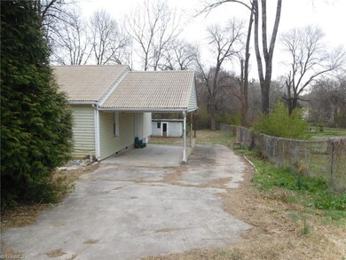 304 Cresent Dr, Asheboro, NC 27203 - photo 2