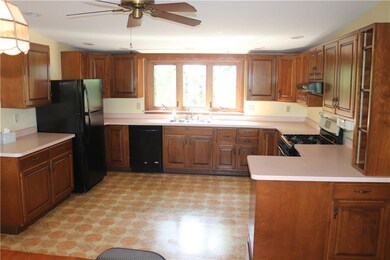 spacious eat in kitchen 14 x 22 all appliances inc