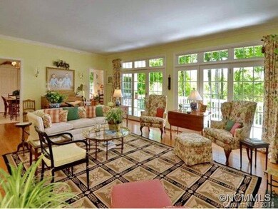 LIGHT & BRIGHT GREAT ROOM
