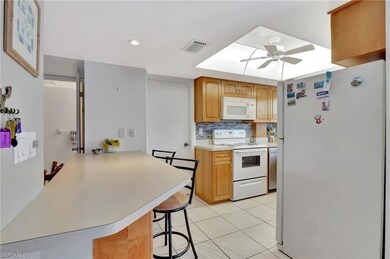 Breakfast bar & small desk area