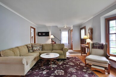 229-W-Schreyer-Grey walls white crown mo