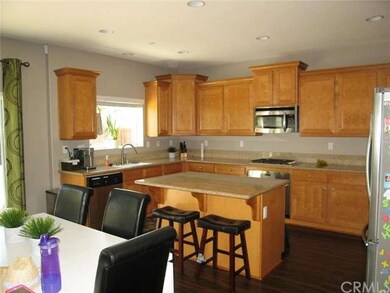 Large Kitchen with Center Island with Bar Stool se