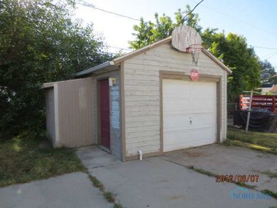 Detached Garage.
