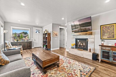Living Room w/ Gas Fireplace
