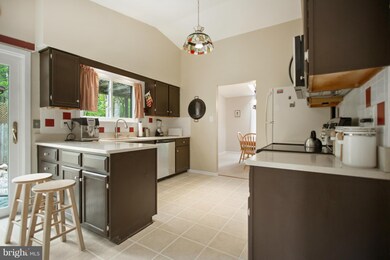 10402 Woodbury Woods Ct, Fairfax, VA 22032 - photo 4