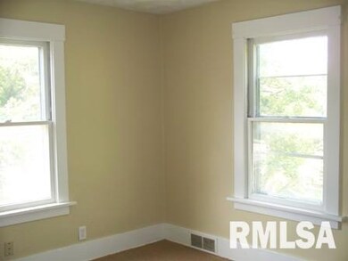 1606 1/2 E 12th St, Davenport, IA 52803 - photo 3