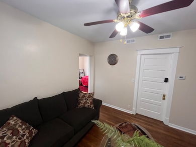 5928 Unit 2 Living room