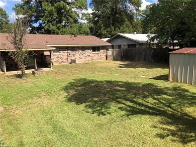 Beautiful Back Yard. Lots of Room to make many mem