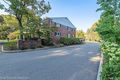 229 Barden Rd, Bloomfield Hills, MI 48304 - photo 3