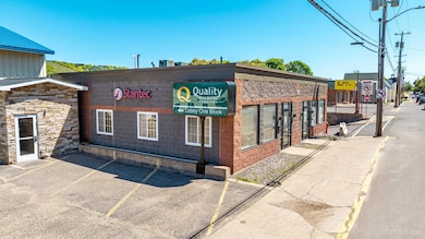 208 E Montezuma Ave, Houghton, MI 49931 - photo 6