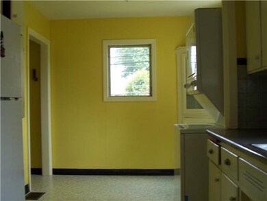Kitchen eat-in area