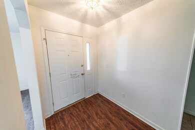 Small Foyer/Entryway