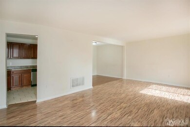 103 Michaels Ct, Woodbridge, NJ 07095 - photo 3
