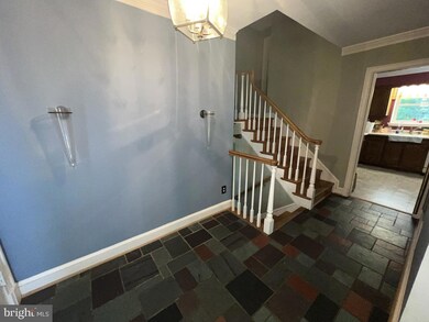 709 Skyline Ct NE, Vienna, VA 22180 - photo 3