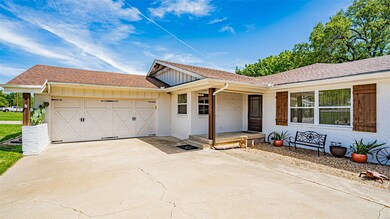 319 Granada Calle St, Granbury, TX 76049 - photo 3