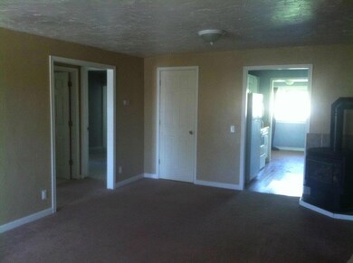 Lving rm access into kitchen and bedroom