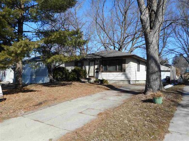 1216 Madison St, Cedar Falls, IA 50613 - photo 3