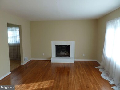 2119 Reynolds St, Falls Church, VA 22043 - photo 4