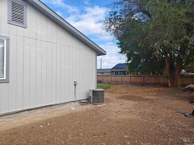 503 E Selway Dr, Homedale, ID 83628 - photo 4