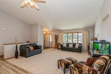 2706 31st St SW, Cedar Rapids, IA 52404 - photo 4