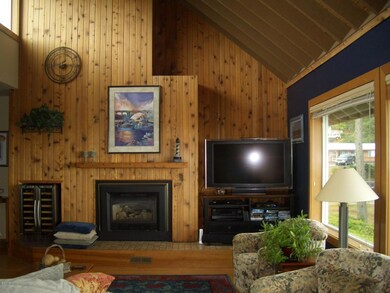 Ocean Front Vaulted LR w/gas fireplace
