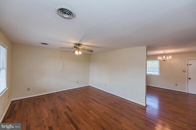 407 E 6th Ave, Ranson, WV 25438 - photo 4