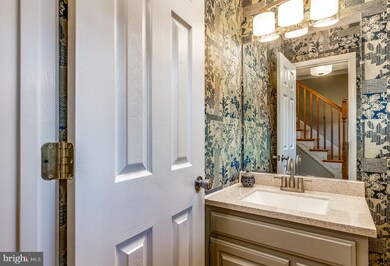 9218 Santayana Dr, Fairfax, VA 22031 - photo 3